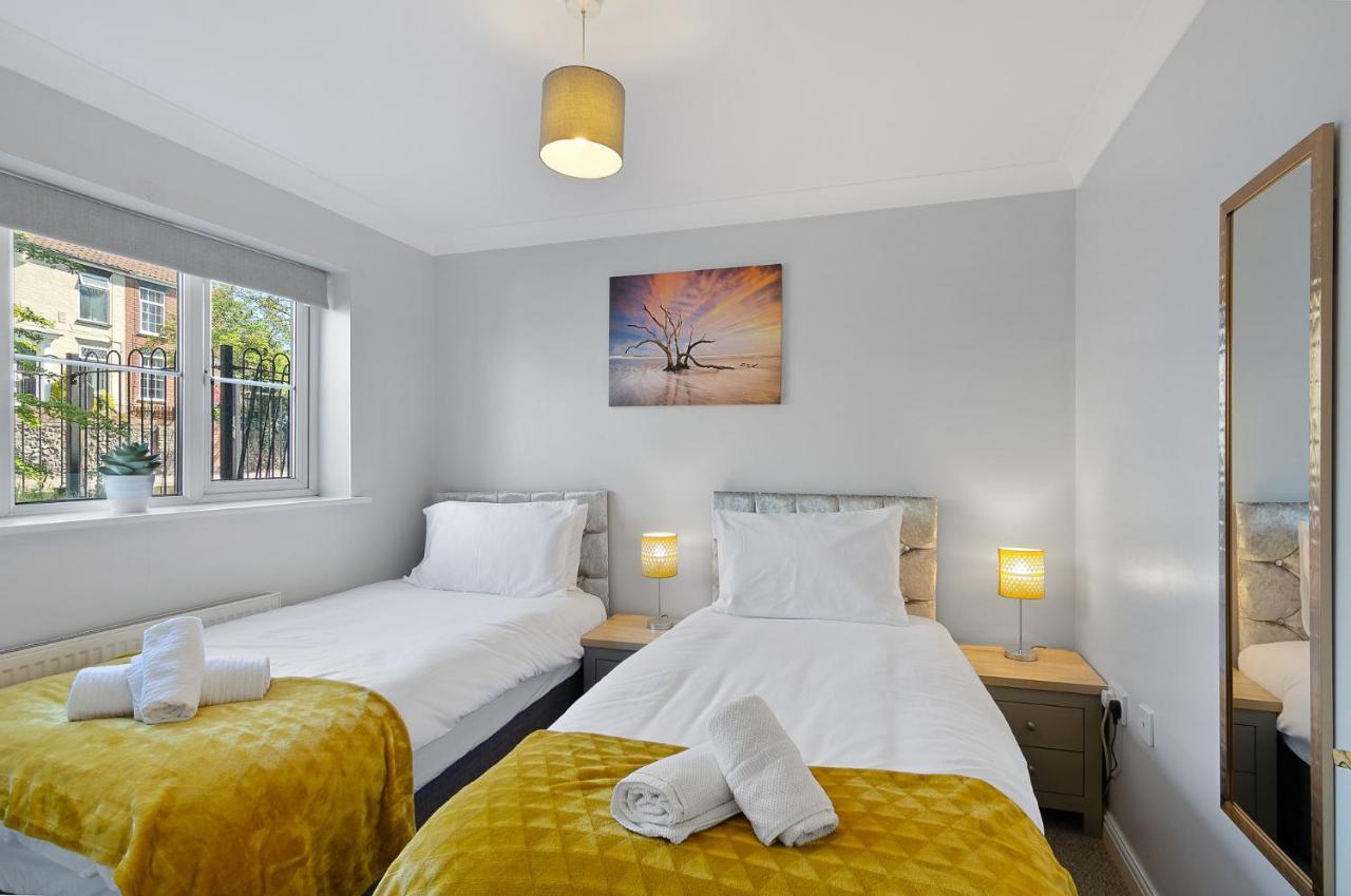 Вилла 4Br Townhouse Wbalcony Free Parking Fast Wi-Fi Норвич Экстерьер фото