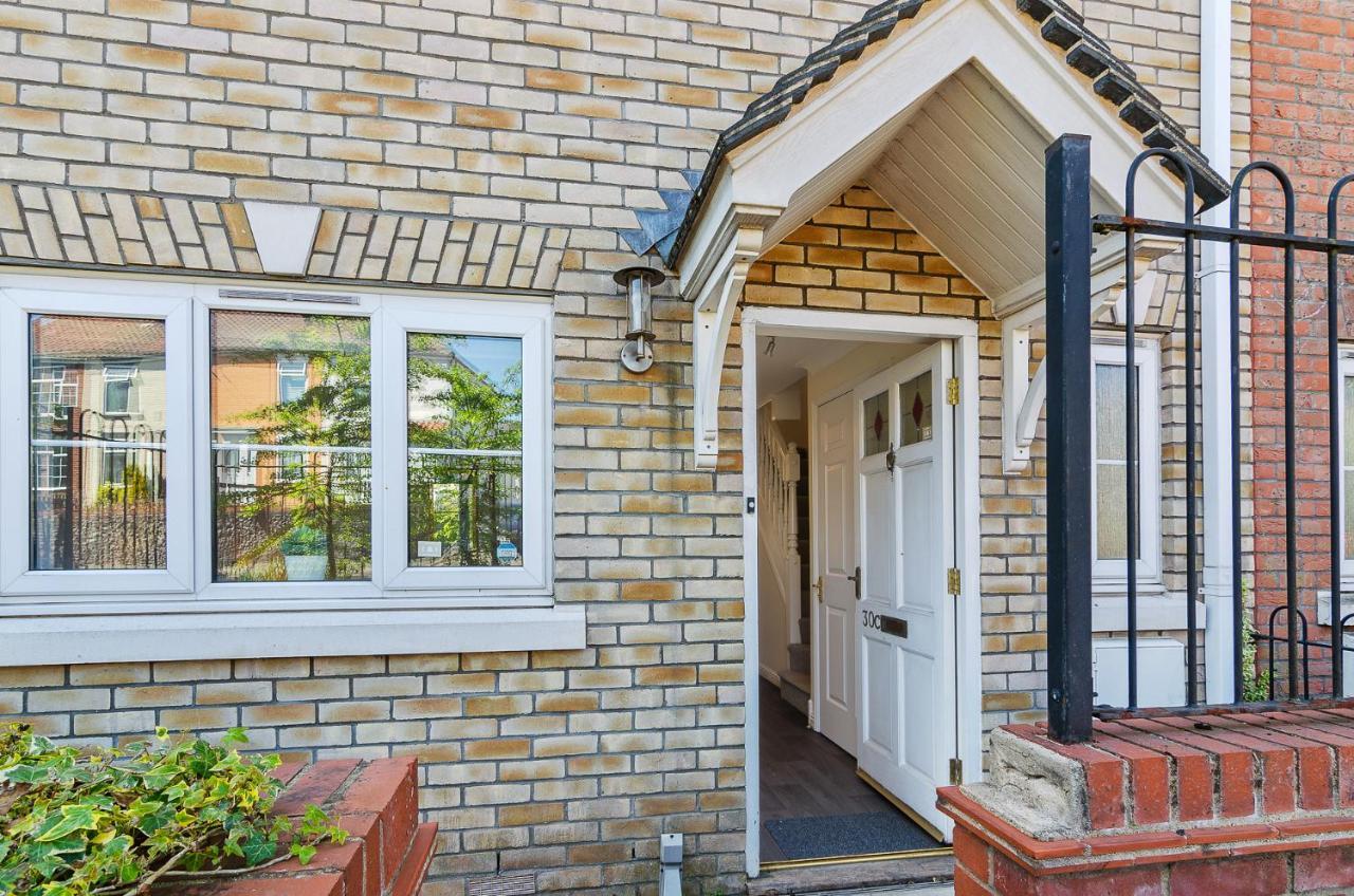 Вилла 4Br Townhouse Wbalcony Free Parking Fast Wi-Fi Норвич Экстерьер фото